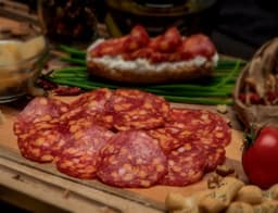 chorwacka kiełbasa w plastrach