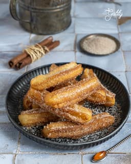 churros z cynamonem i cukrem