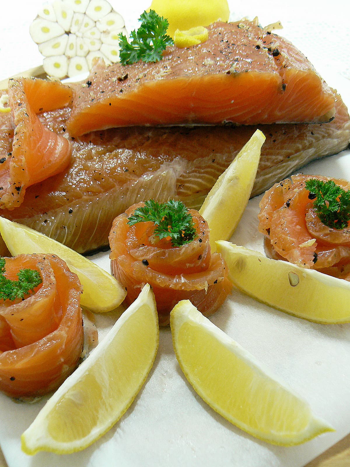 Filet z łososia marynowany w papryce i cytrynie