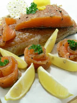 Filet z łososia marynowany w papryce i cytrynie