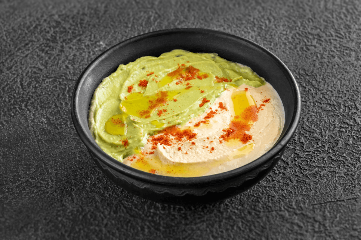 hummus z guacamole