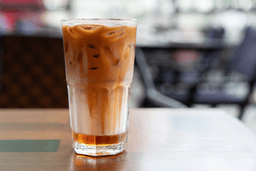 Iced Latte o smaku słonego karmelu
