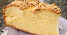 Kawałek ciasta drożdżowego z kruszonką