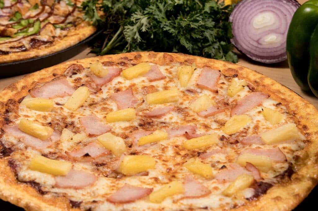 Kawałek pizzy hawajskiej
