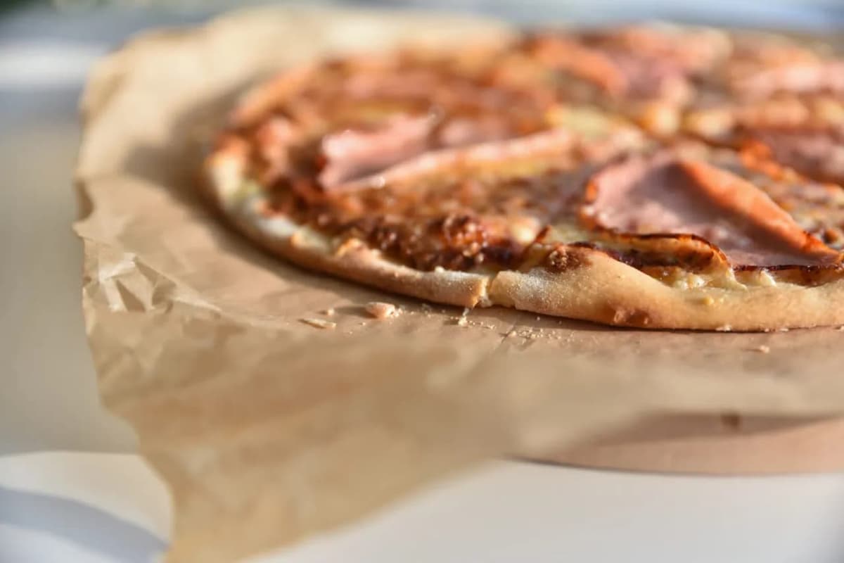 Kawałek pizzy śródziemnomorskiej