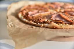 Kawałek pizzy śródziemnomorskiej