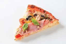 Kawałek pizzy z szynką