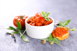 kremowa pasta z pomidorem i bazylią