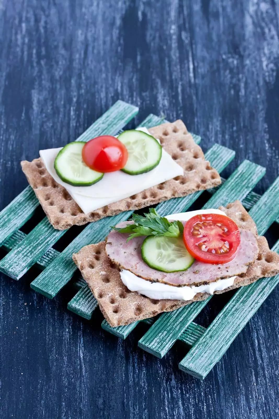 Kromka żytniego chrupkiego pieczywa na zakwasie Wasa
