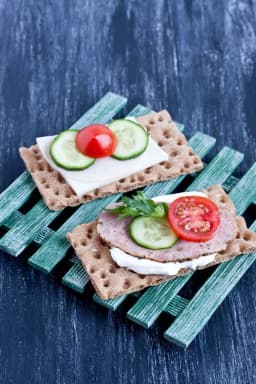 Kromka żytniego chrupkiego pieczywa na zakwasie Wasa