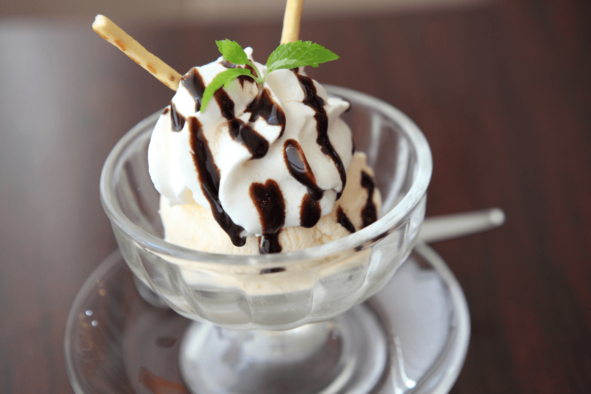 lody waniliowe z sosem z czerwonego wina
