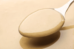 Łyżka pasty sezamowej tahini