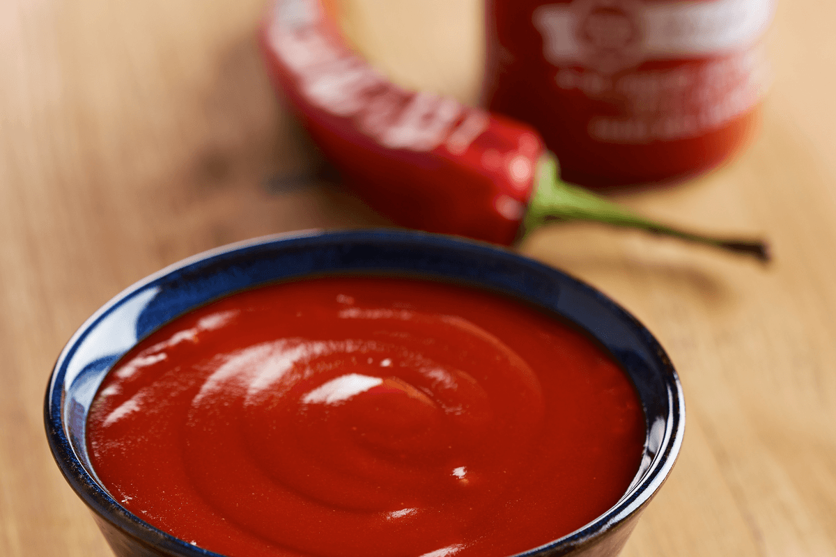 Łyżka sosu sriracha
