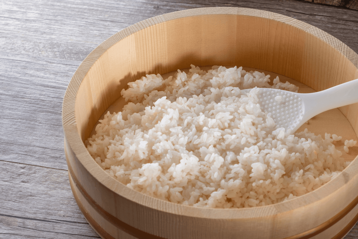 Łyżka ugotowanego ryżu do sushi