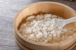 Łyżka ugotowanego ryżu do sushi