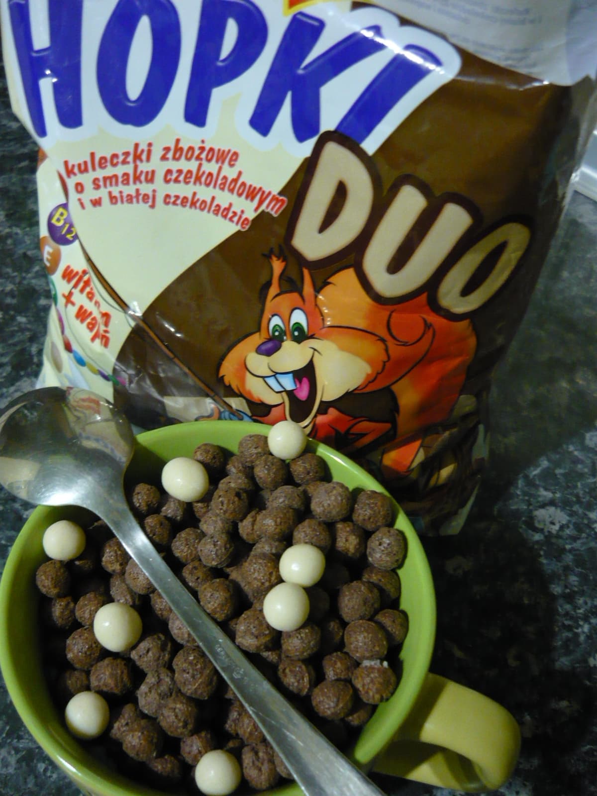 Łyżka zbożowych kuleczek Nesquik Duo