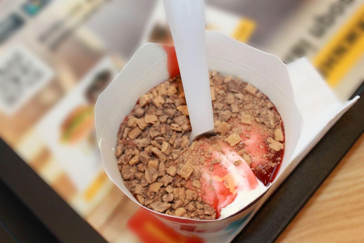 McFlurry®  Zimowe o smaku waniliowym z polewą truskawkową
