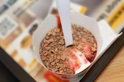 McFlurry®  Zimowe o smaku waniliowym z polewą truskawkową