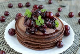 Pancakes z wiśniami
i czekoladą