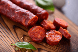 Plaster hiszpańskiej kiełbasy wieprzowej chorizo