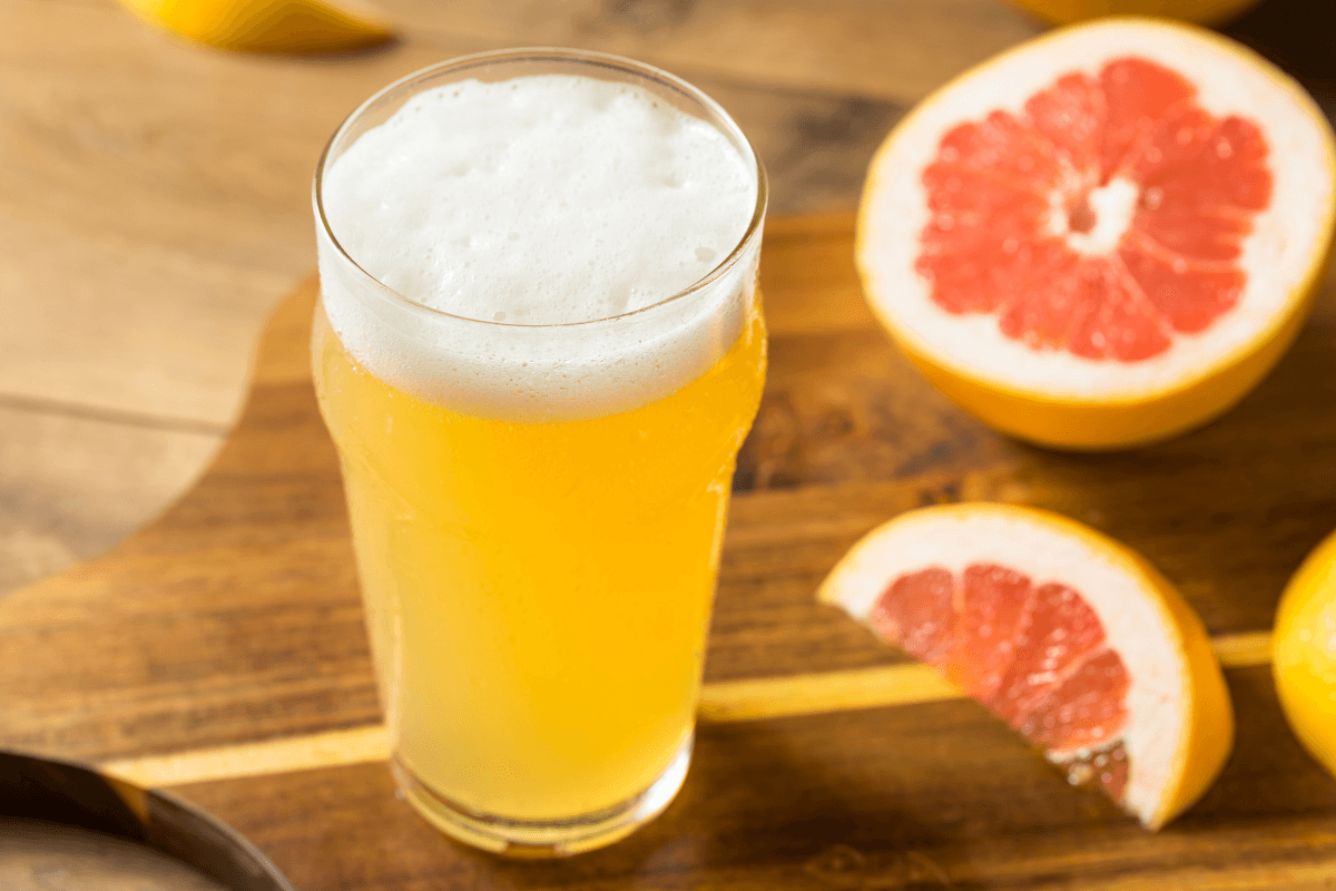 Porcja bezalkoholowego napoju piwnego Radler o smaku grejpfruta i pomarańczy