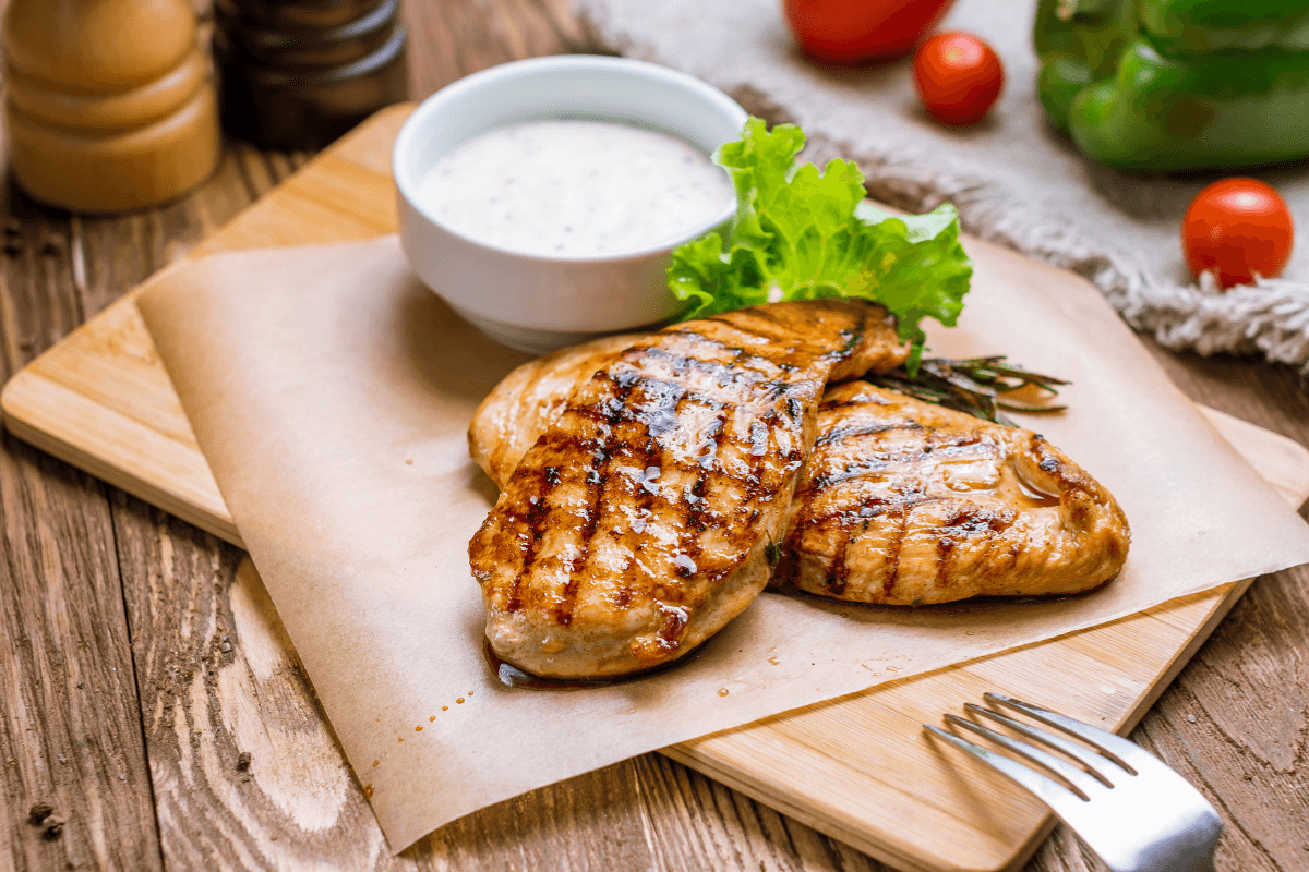 Porcja grillowanego filetu z piersi kurczaka