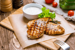 Porcja grillowanego filetu z piersi kurczaka