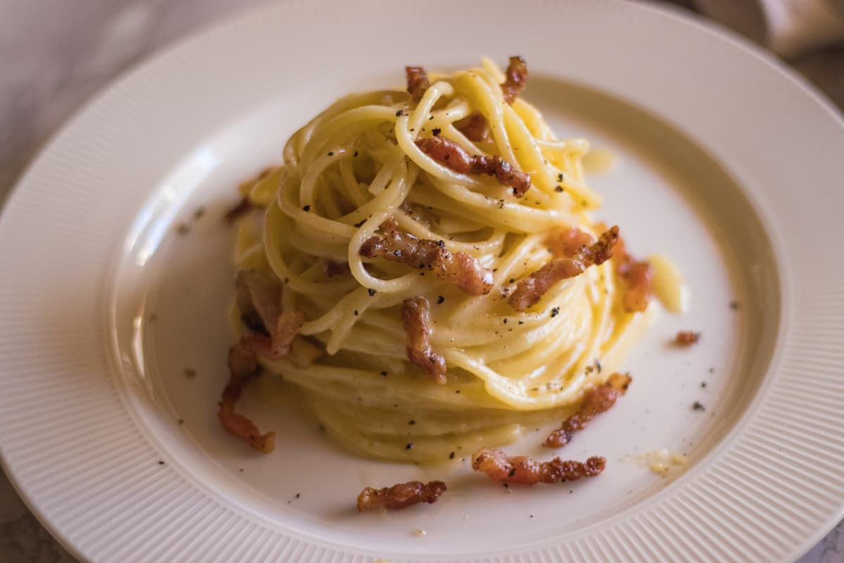 Porcja spaghetti alla carbonara