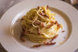 Porcja spaghetti alla carbonara