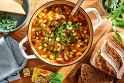 Porcja zupy minestrone