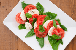 Sałatka Caprese z mozzarellą light