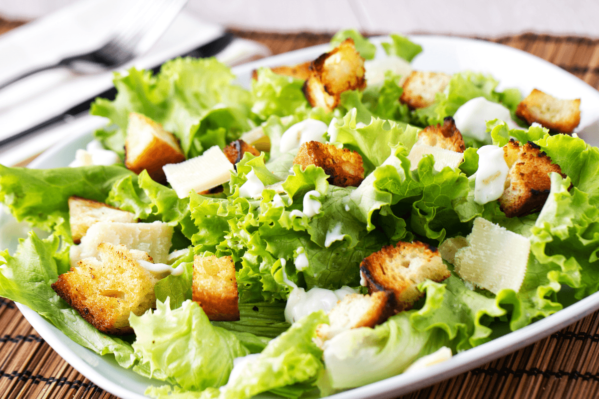 Sałatka Cezar (bez sosu / filet grill)
/ Salad cesar (without sauce / filet grill)