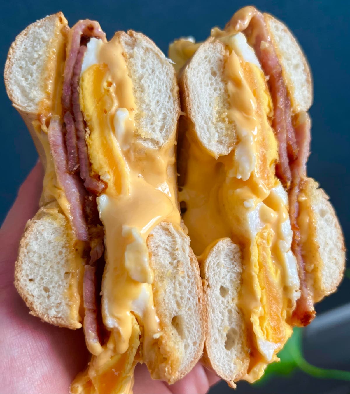 Śniadaniowy bajgiel z jajkiem i serem / Breakfast bagiel with egg and cheese