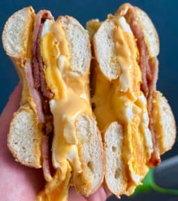 Śniadaniowy bajgiel z jajkiem i serem / Breakfast bagiel with egg and cheese