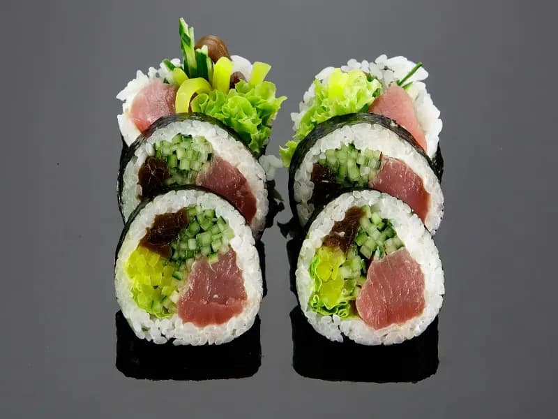 Sushi z surowym tuńczykiem