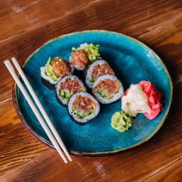 Sushi z tatarem z tuńczyka