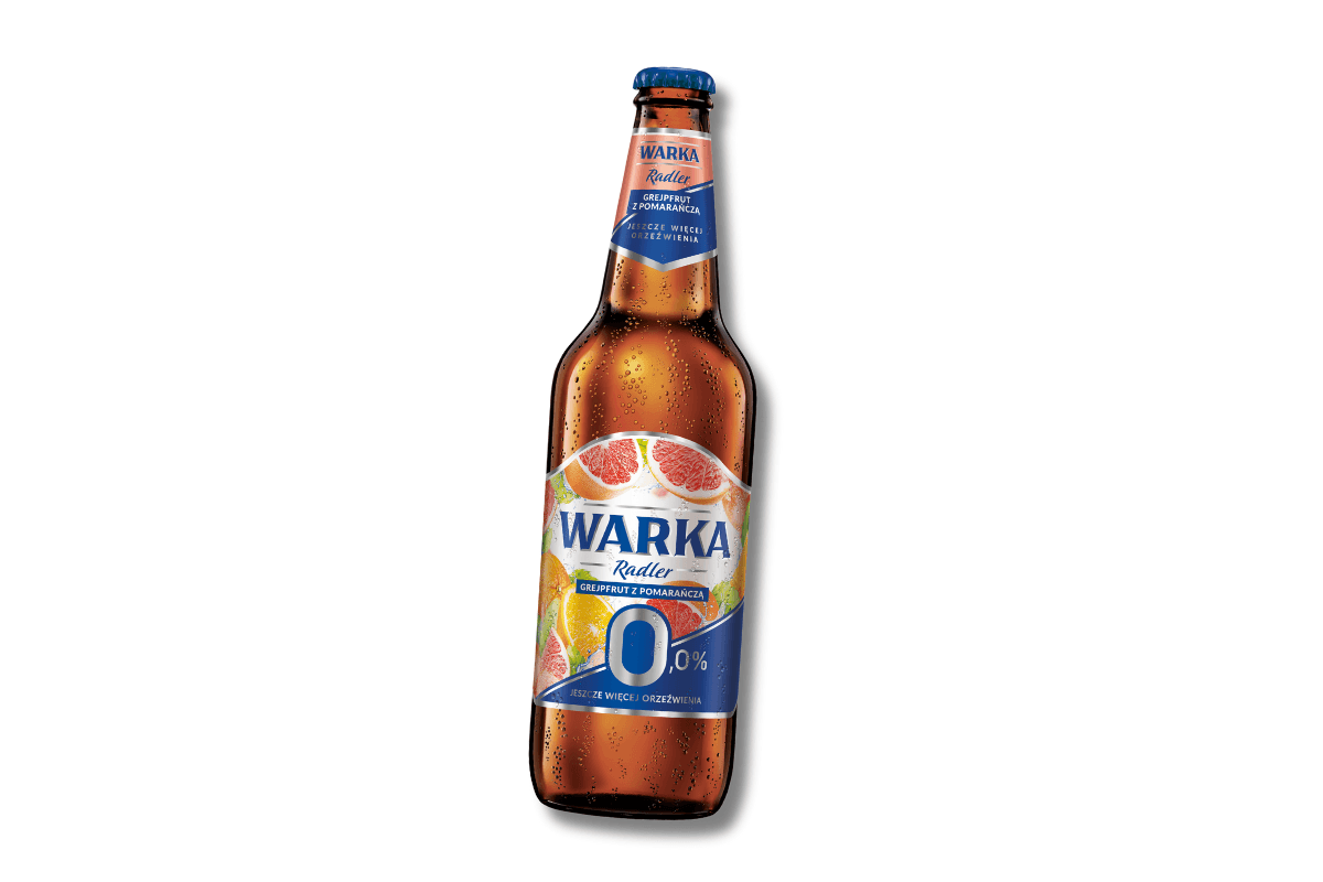 Szklanka bezalkoholowego napoju piwnego Radler o smaku grejpfruta i pomarańczy