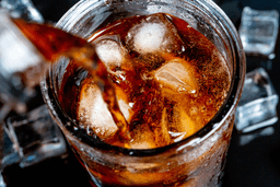Szklanka napoju gazowanego Coca Cola light