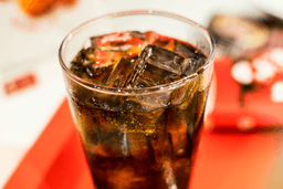 Szklanka napoju gazowanego Pepsi Cola