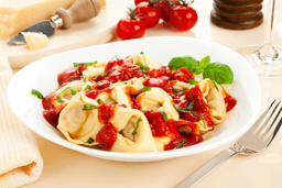 Tortelloni z pomidorami i mozzarellą