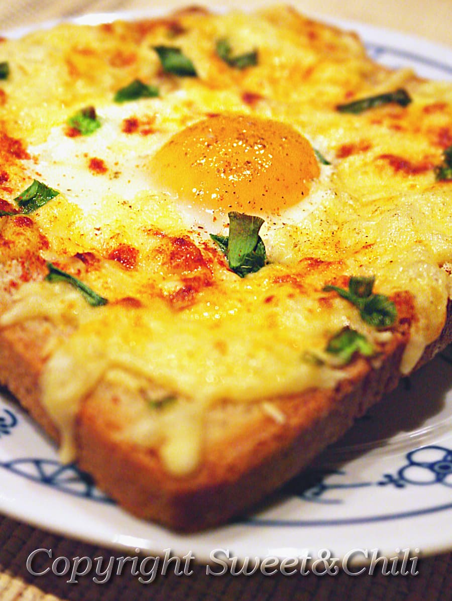 Tost z jajkiem i serem / Toast with egg and cheese