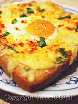 Tost z jajkiem i serem / Toast with egg and cheese