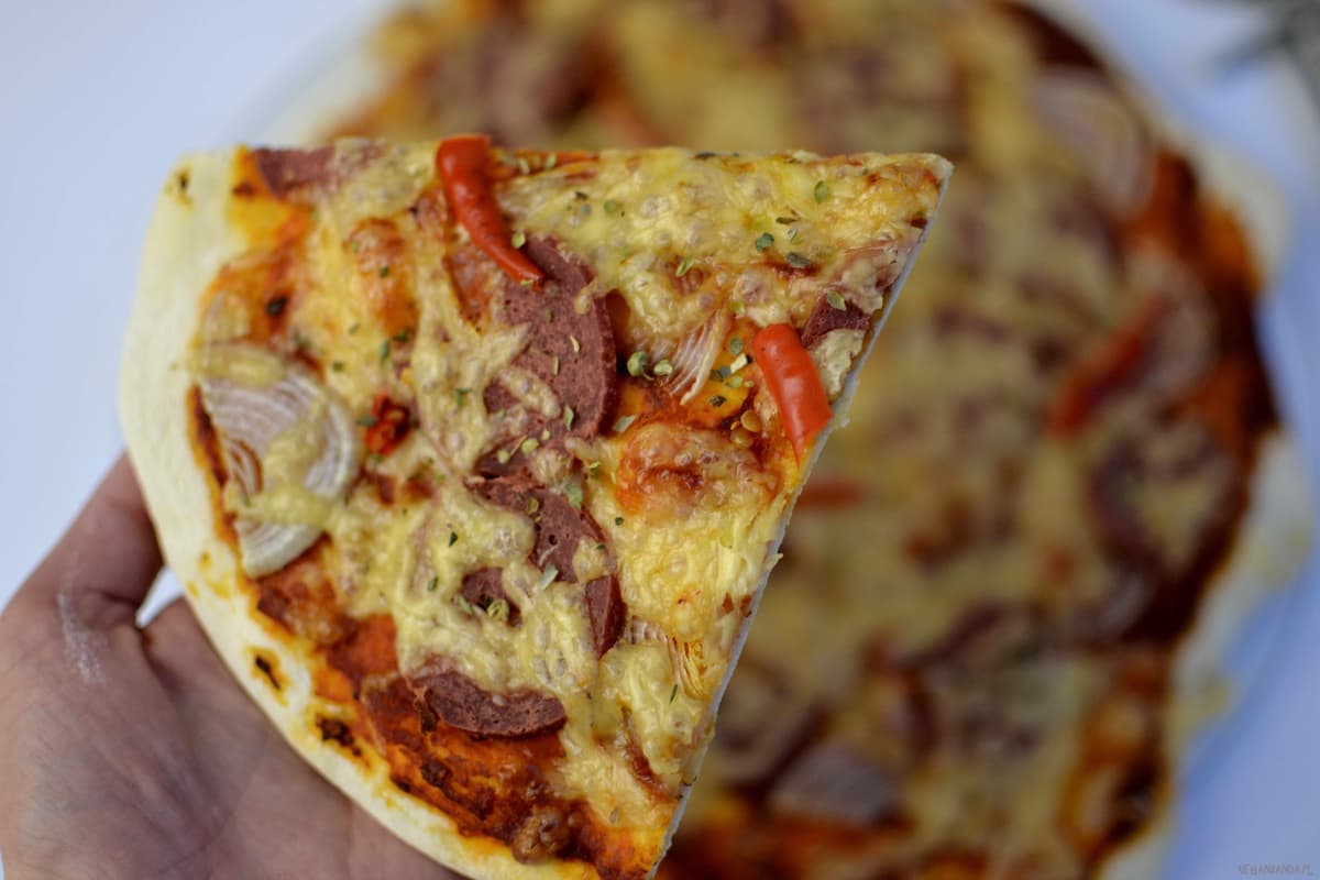 wegańska pizza salami